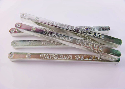 专业焊接用环保无铅焊锡条 锡铜高效材料   环保无铅焊锡条中的锡铜合金（如Sn99.3Cu0.7）是当前电子制造领域主流的高效焊接材料， 具有成本低、环保合规、焊点光亮且稳定性强等优势，特别适用于波峰焊和自动化产线。 这类材料不含铅，符合RoHS等国际环保标准，能有效减少对环境和人体的危害。  锡铜无铅焊锡条的核心优势 ‌环保合规‌：不含铅、镉、汞等有害物质，满足欧盟RoHS指令要求，适用于出口型电子产品生产。 ‌焊接性能优良‌：熔点为227℃，在270–300℃作业温度下流动性好，润湿性强，焊点饱满、光亮、圆滑。 ‌抗氧化能力强‌：使用过程中锡渣少，降低材料损耗，提升生产效率。 ‌经济性高‌：相比含银焊料（如SAC305），锡铜合金不含贵金属银，成本更低，适合大规模工业应用。 ‌适用范围广‌：可用于电子设备、医疗仪器、汽车电子、航天通讯等多个领域的PCB焊接与连接工艺。 推荐产品参考 ‌QLG强力环保无铅焊锡条‌ 品牌：安叶锡材，规格为1公斤/条，熔点217℃~227℃，适用于波峰焊工艺，包装为20条/盒。